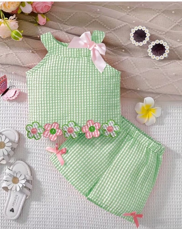 2 pc girls 3T size Green/pink top and shorts Outfit Flower Trim & Bows Design