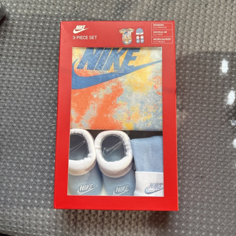 NEW 3 PIECE SET NIKE NEW BORN 6-12 MONTHS HAT / BOOTIE/ BODYSUIT COTTON BLEND