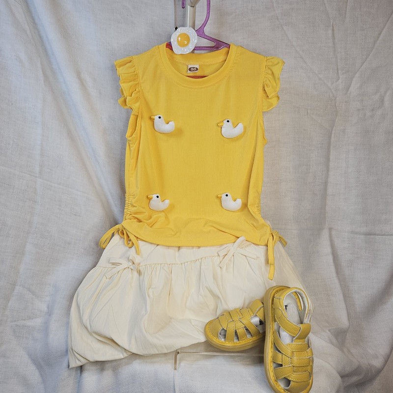 Complete High Quality Toddler Girls Clothing Set Shoes And Hair Clip Included.